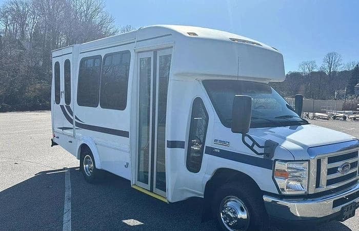 2013 Ford E-350 Non CDL 8/4 Wheelchair Shuttle Bus - Image 10
