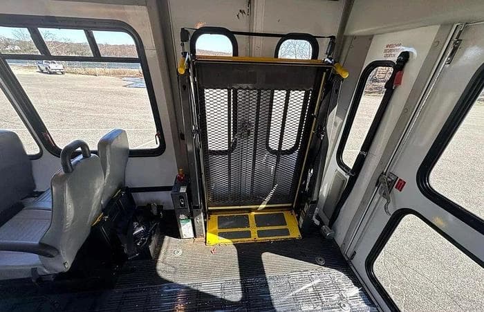 2013 Ford E-350 Non CDL 8/4 Wheelchair Shuttle Bus - Image 11
