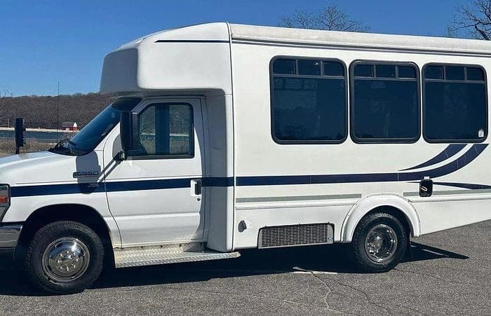 2013 Ford E-350 Non CDL 8/4 Wheelchair Shuttle Bus - Image 13