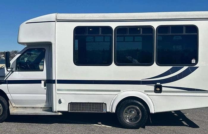 2013 Ford E-350 Non CDL 8/4 Wheelchair Shuttle Bus - Image 14