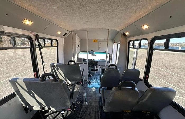 2013 Ford E-350 Non CDL 8/4 Wheelchair Shuttle Bus - Image 3