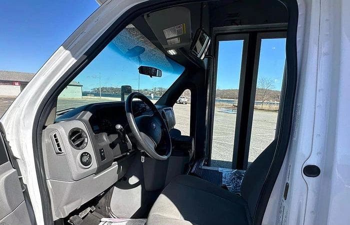 2013 Ford E-350 Non CDL 8/4 Wheelchair Shuttle Bus - Image 17