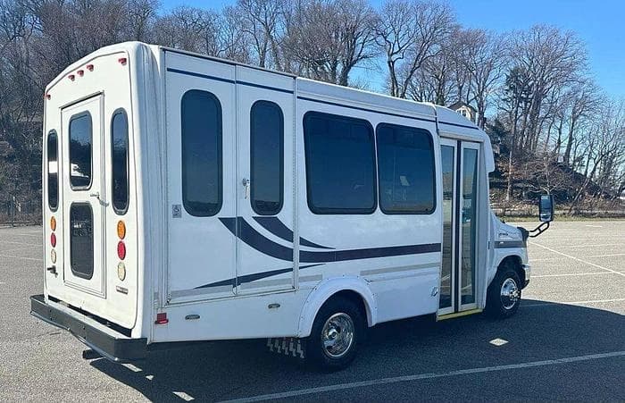 2013 Ford E-350 Non CDL 8/4 Wheelchair Shuttle Bus - Image 18