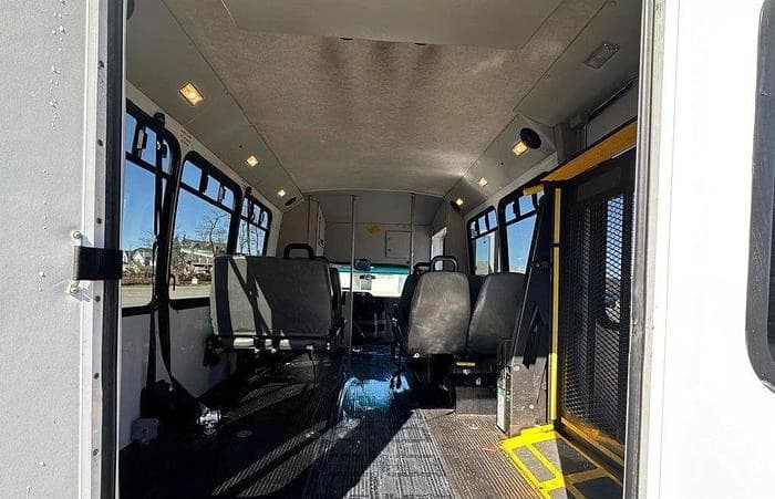 2013 Ford E-350 Non CDL 8/4 Wheelchair Shuttle Bus - Image 20