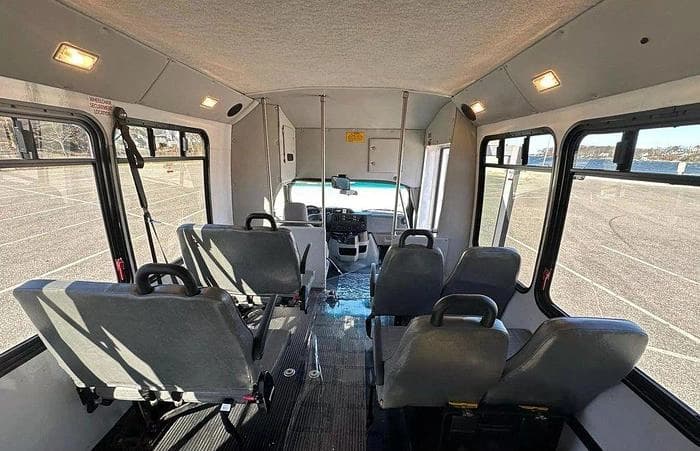 2013 Ford E-350 Non CDL 8/4 Wheelchair Shuttle Bus - Image 22