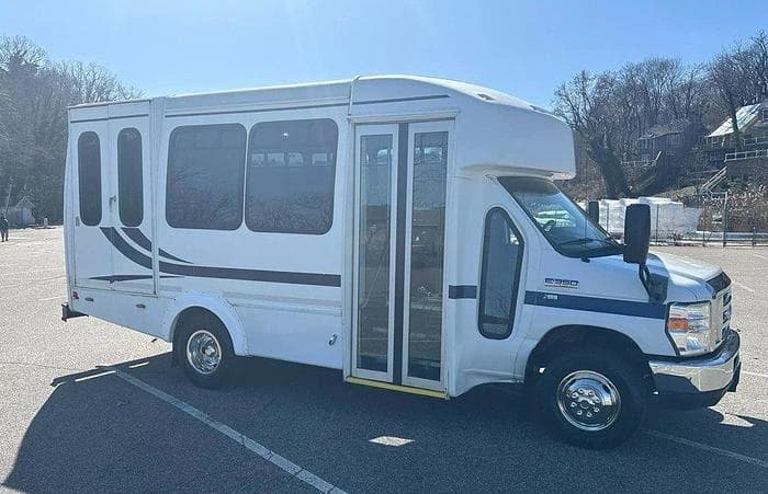 2013 Ford E-350 Non CDL 8/4 Wheelchair Shuttle Bus - Image 4