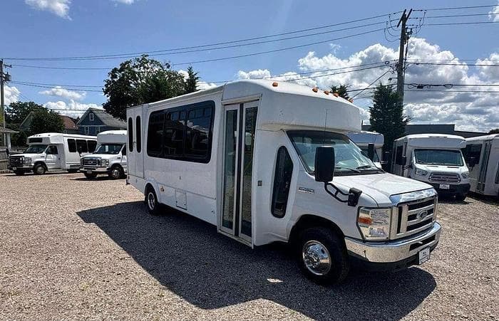 2016 Ford E-450 ADA Shuttle Bus - Image 16