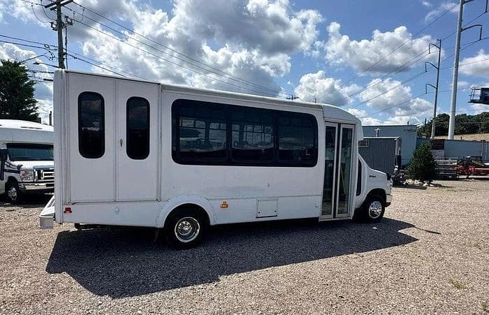2016 Ford E-450 ADA Shuttle Bus - Image 5