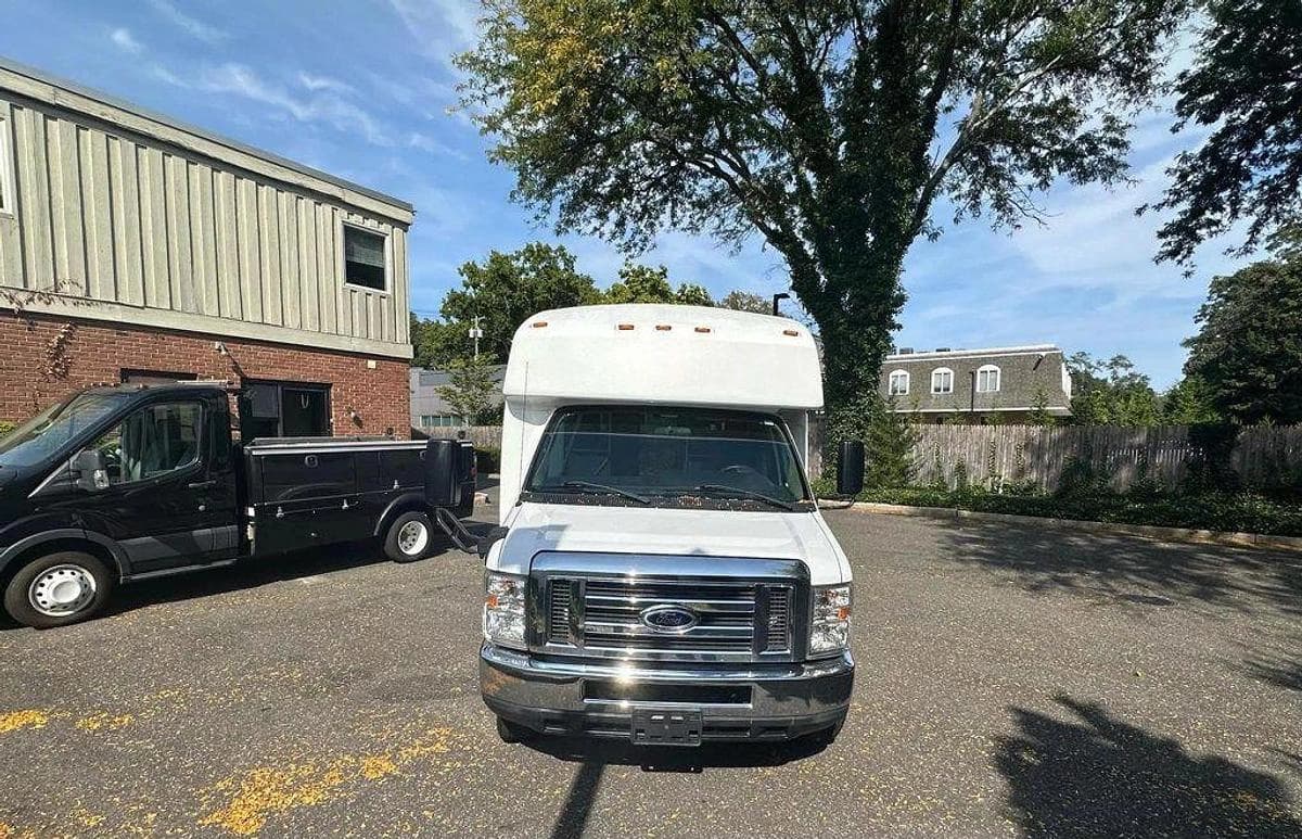 2015 Ford E-350 Non CDL Wheelchair Shuttle Bus - Image 19