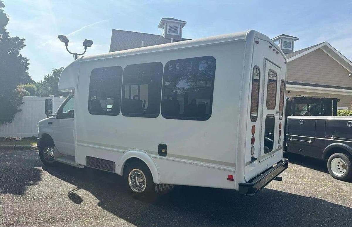 2015 Ford E-350 Non CDL Wheelchair Shuttle Bus - Image 14