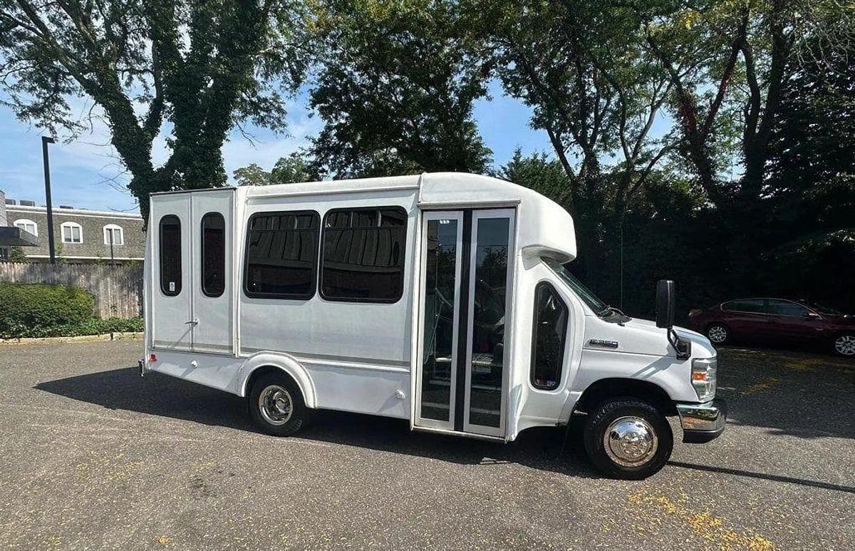 2015 Ford E-350 Non CDL Wheelchair Shuttle Bus - Image 24
