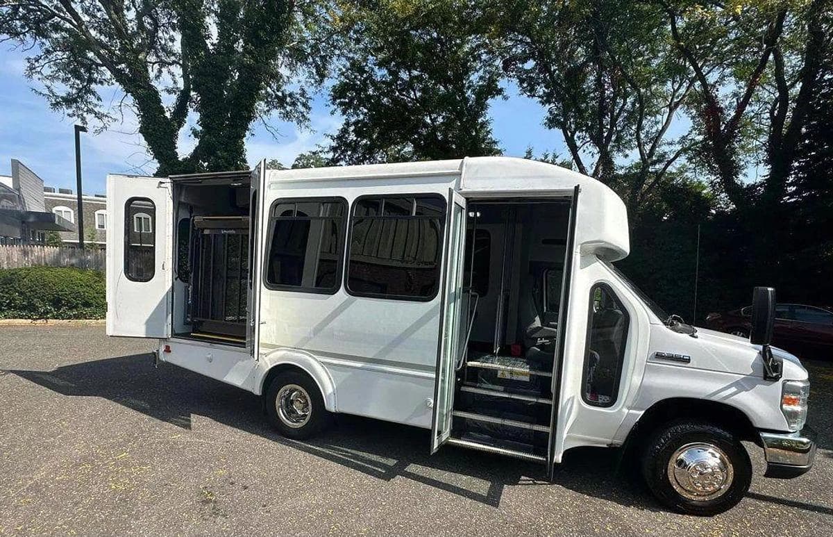 2015 Ford E-350 Non CDL Wheelchair Shuttle Bus - Image 26
