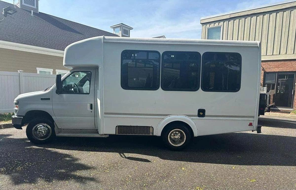 2015 Ford E-350 Non CDL Wheelchair Shuttle Bus - Image 27