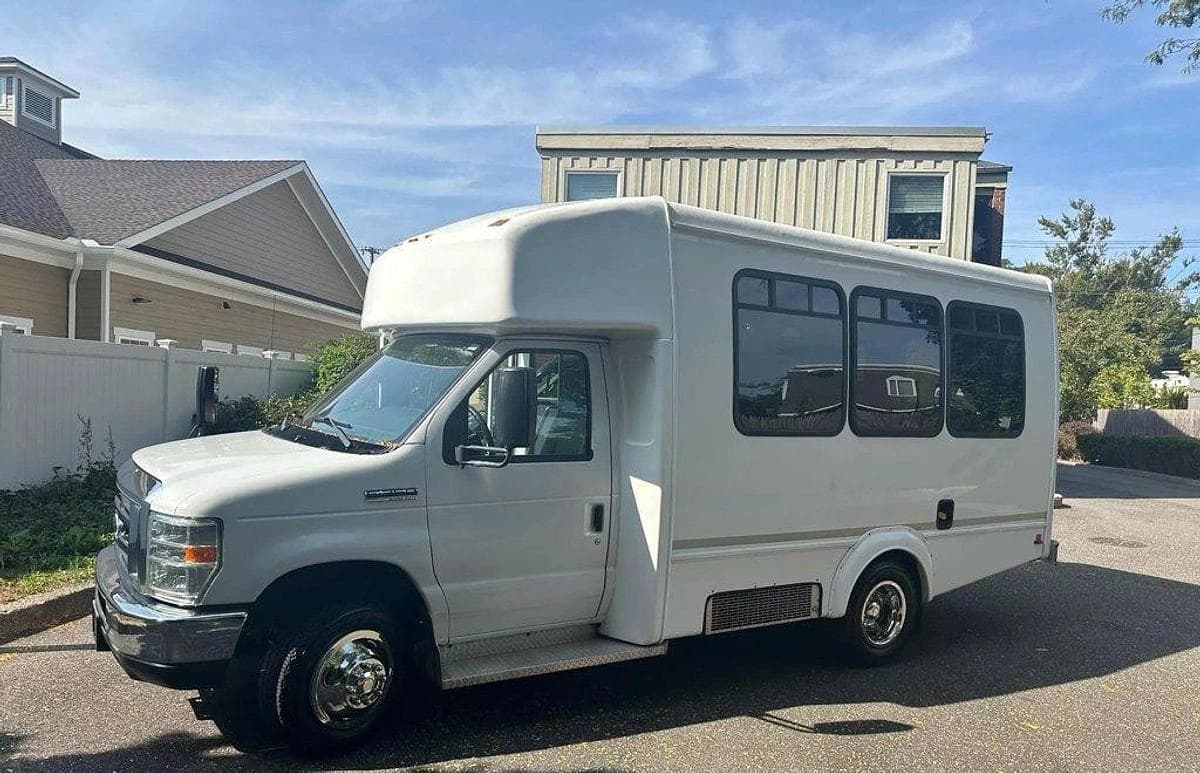 2015 Ford E-350 Non CDL Wheelchair Shuttle Bus - Image 28