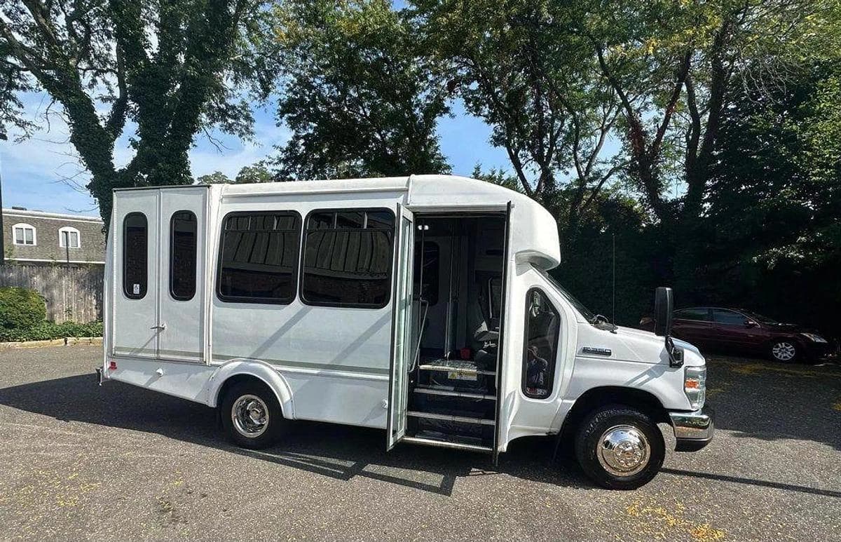 2015 Ford E-350 Non CDL Wheelchair Shuttle Bus - Image 8