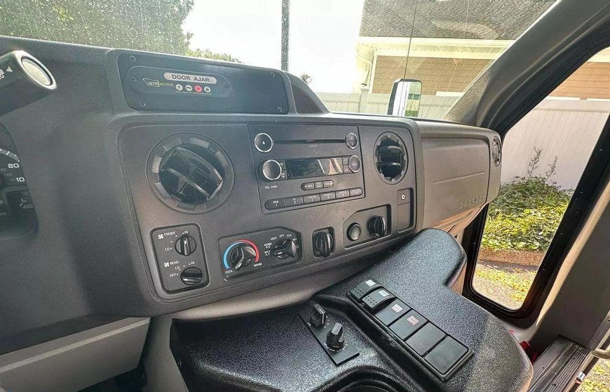 2015 Ford E-350 Non CDL Wheelchair Shuttle Bus - Image 10