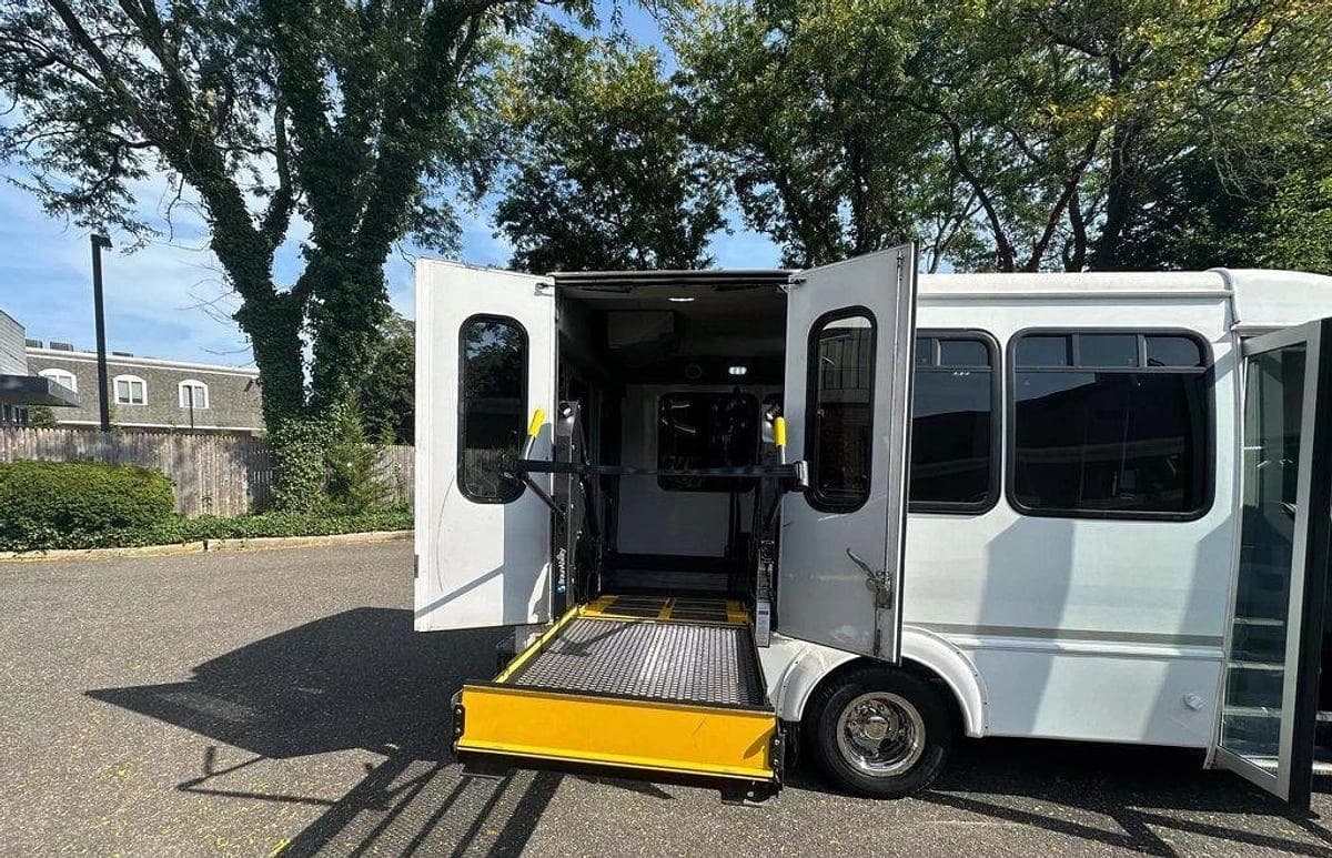 2015 Ford E-350 Non CDL Wheelchair Shuttle Bus - Image 11