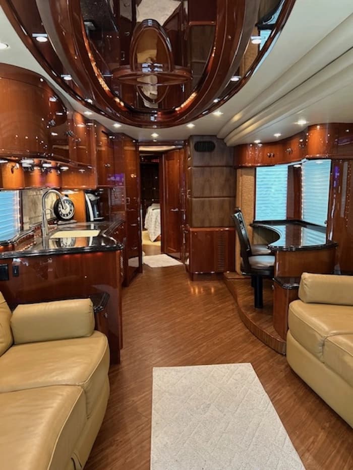 2009 Prevost Liberty Elegant Lady H3-45 Motorcoach - Image 20