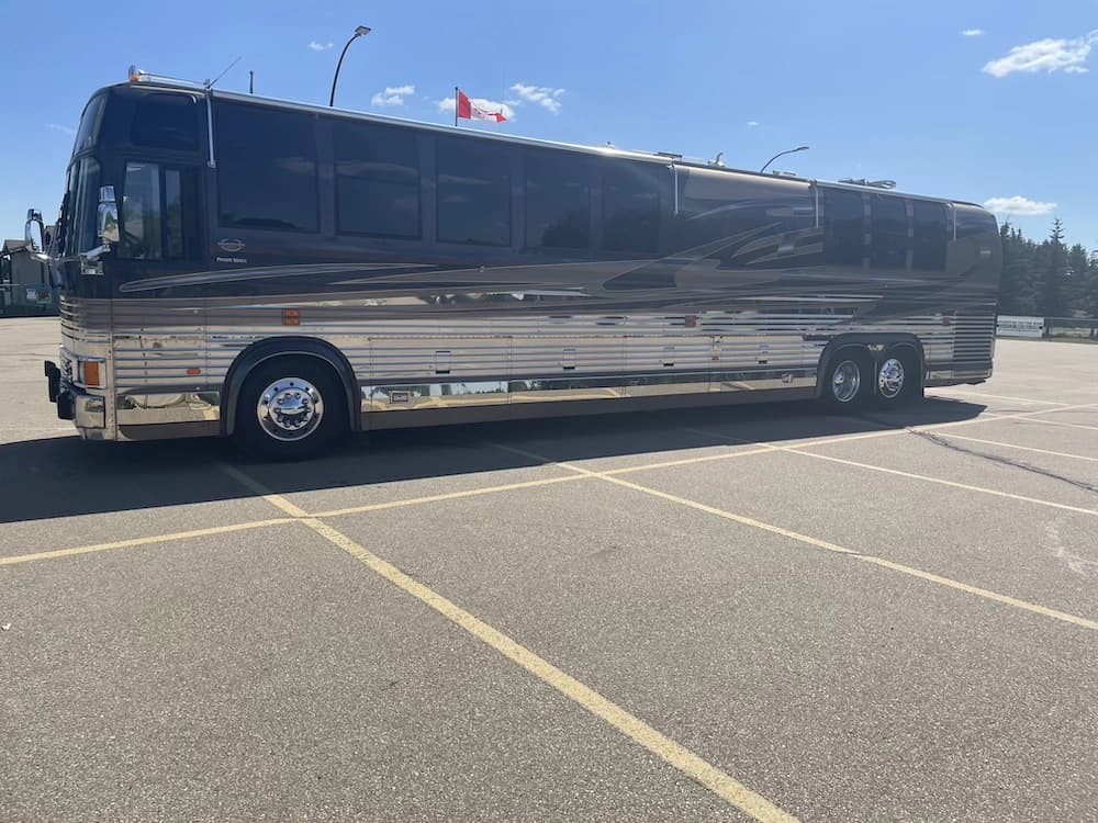 1999 Prevost Marathon XL Motorcoach - Image 2