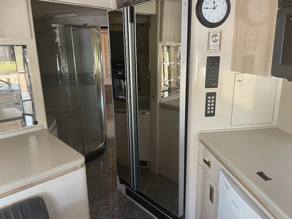 1999 Prevost Marathon XL Motorcoach - Image 20