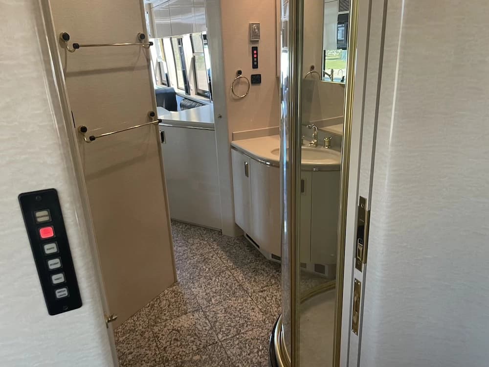 1999 Prevost Marathon XL Motorcoach - Image 24