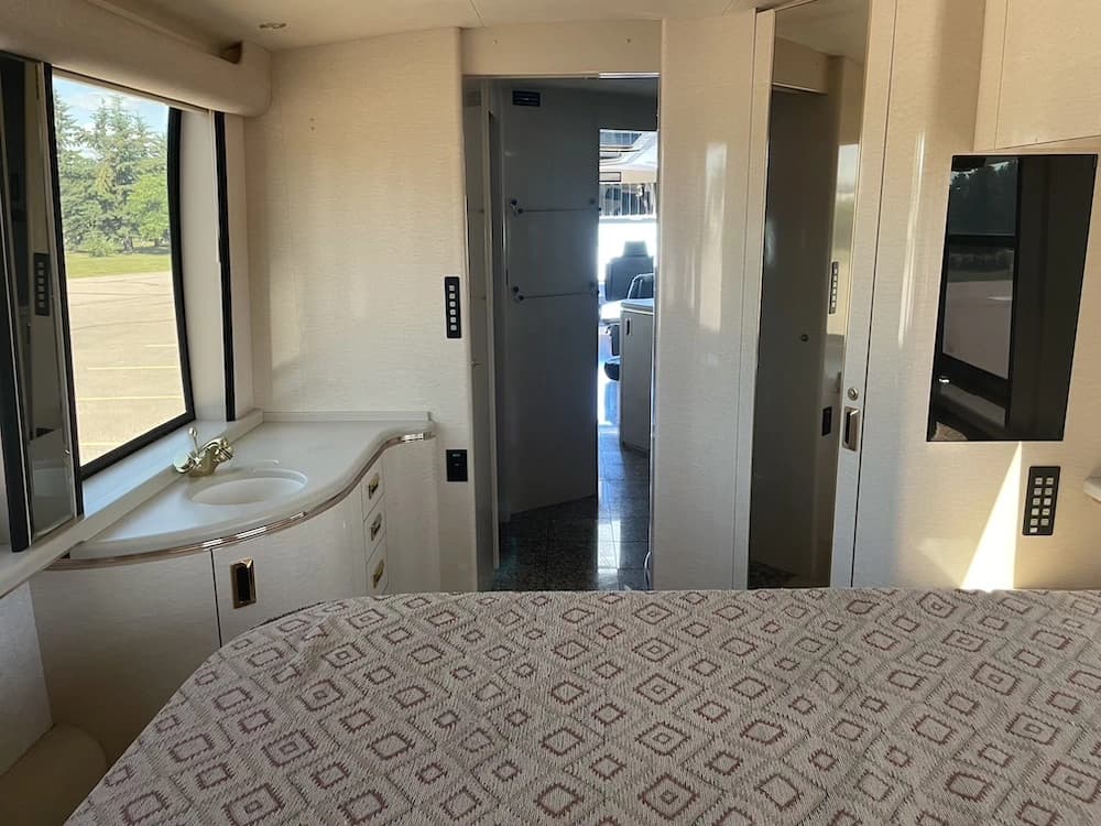 1999 Prevost Marathon XL Motorcoach - Image 30