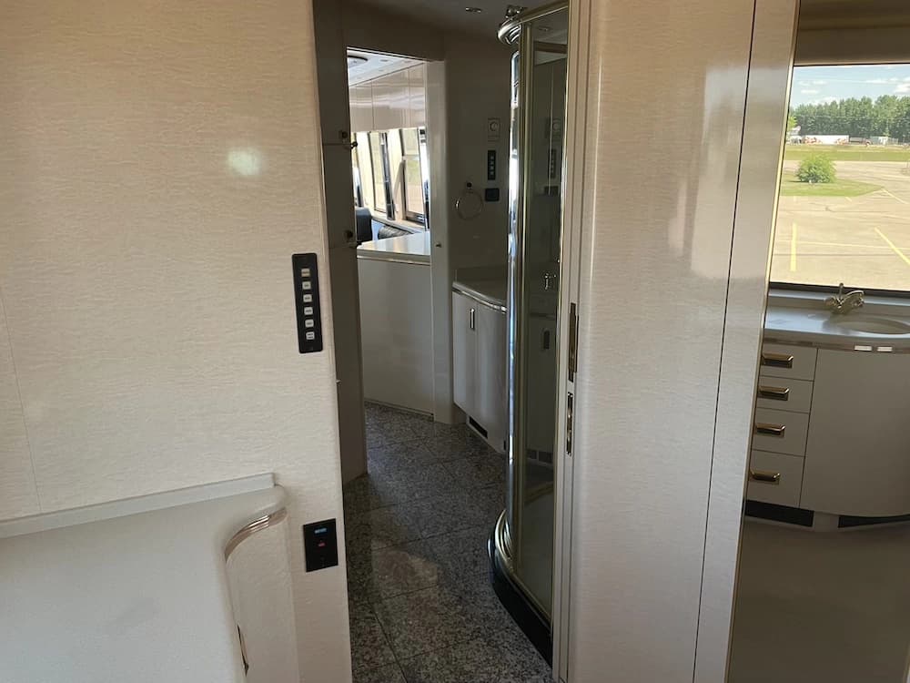 1999 Prevost Marathon XL Motorcoach - Image 31