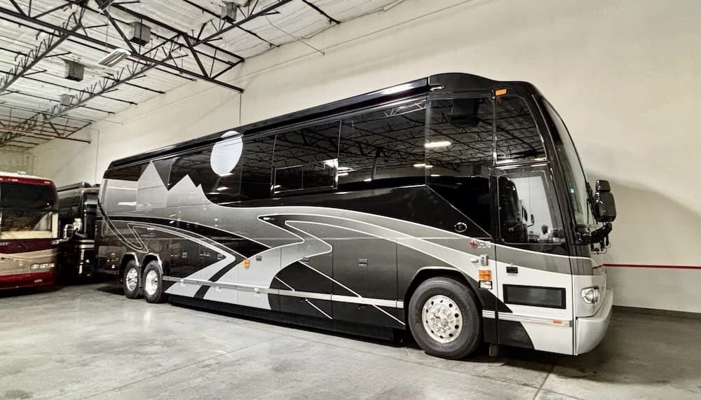 2009 Prevost Featherlite H3-45 Motorcoach - Image 1
