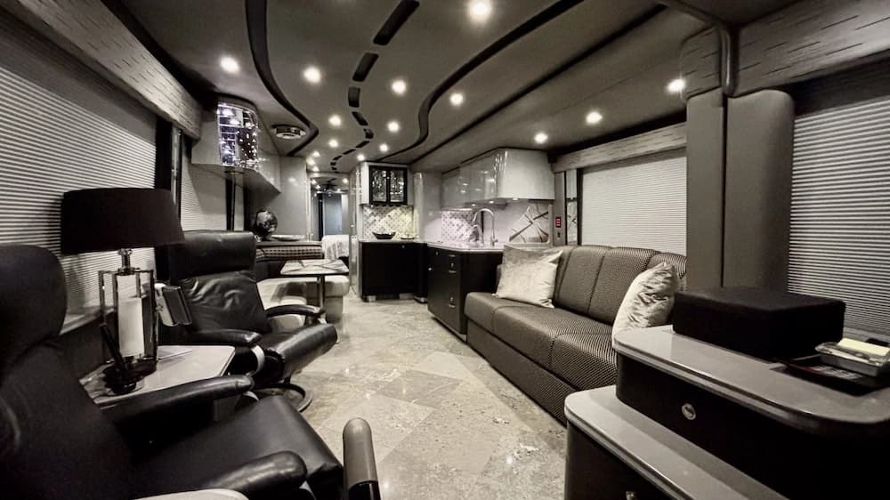 2009 Prevost Featherlite H3-45 Motorcoach - Image 2
