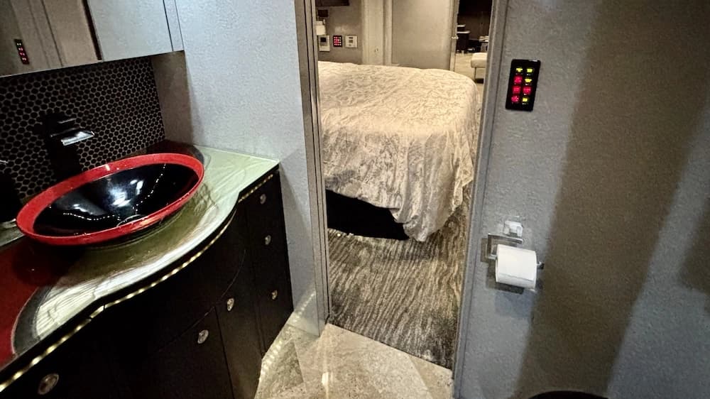 2009 Prevost Featherlite H3-45 Motorcoach - Image 11