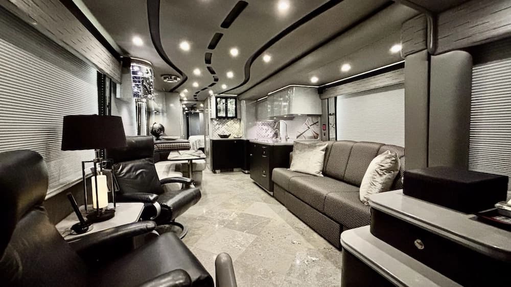 2009 Prevost Featherlite H3-45 Motorcoach - Image 3
