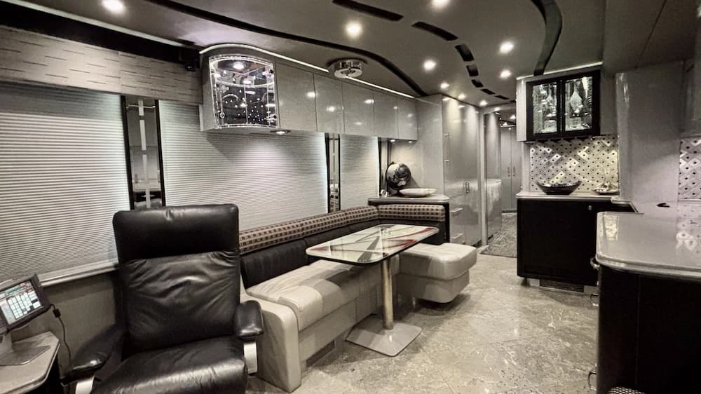 2009 Prevost Featherlite H3-45 Motorcoach - Image 4