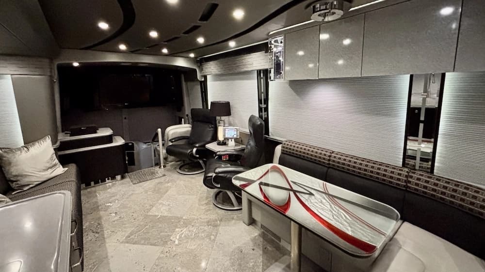 2009 Prevost Featherlite H3-45 Motorcoach - Image 5