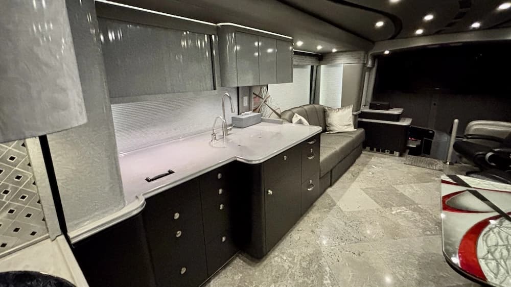 2009 Prevost Featherlite H3-45 Motorcoach - Image 6