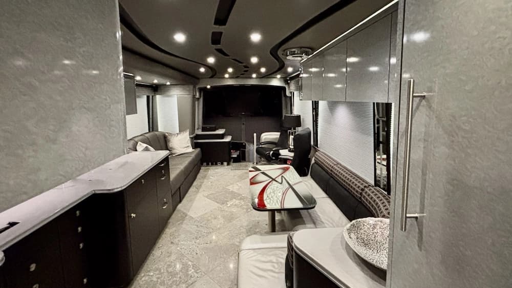 2009 Prevost Featherlite H3-45 Motorcoach - Image 7