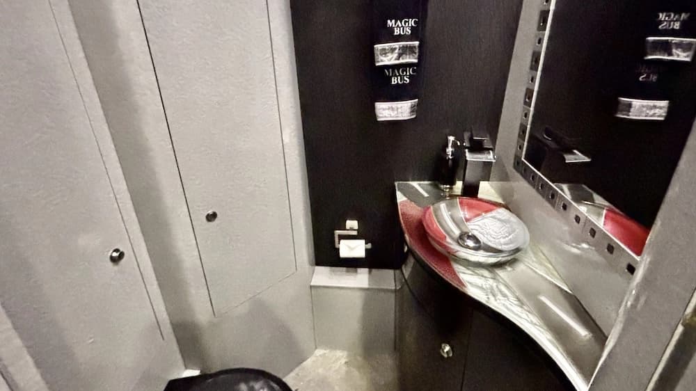 2009 Prevost Featherlite H3-45 Motorcoach - Image 8