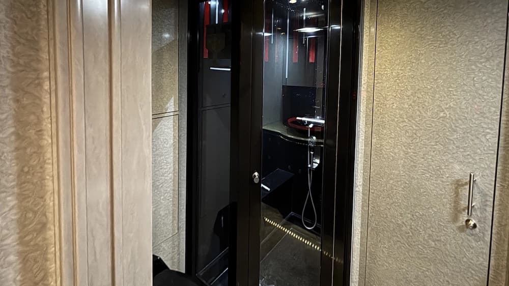 2009 Prevost Featherlite H3-45 Motorcoach - Image 9