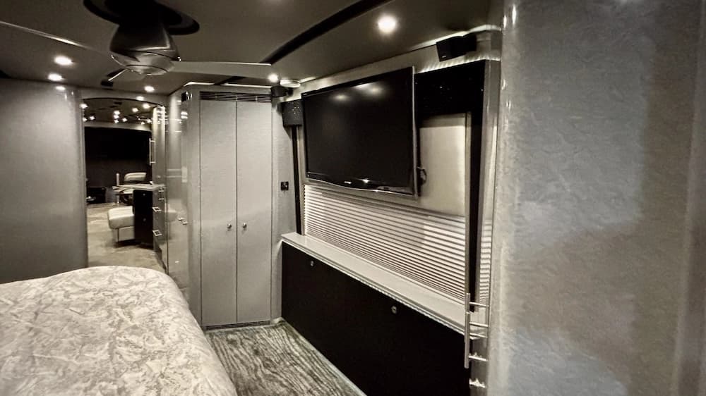 2009 Prevost Featherlite H3-45 Motorcoach - Image 10