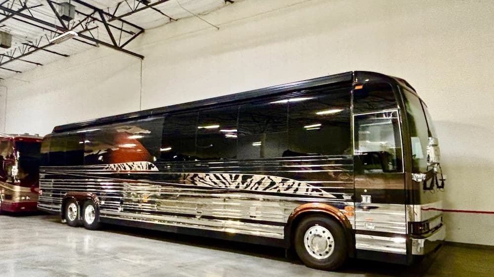 2005 Prevost Marathon XLII Motorcoach - Image 1