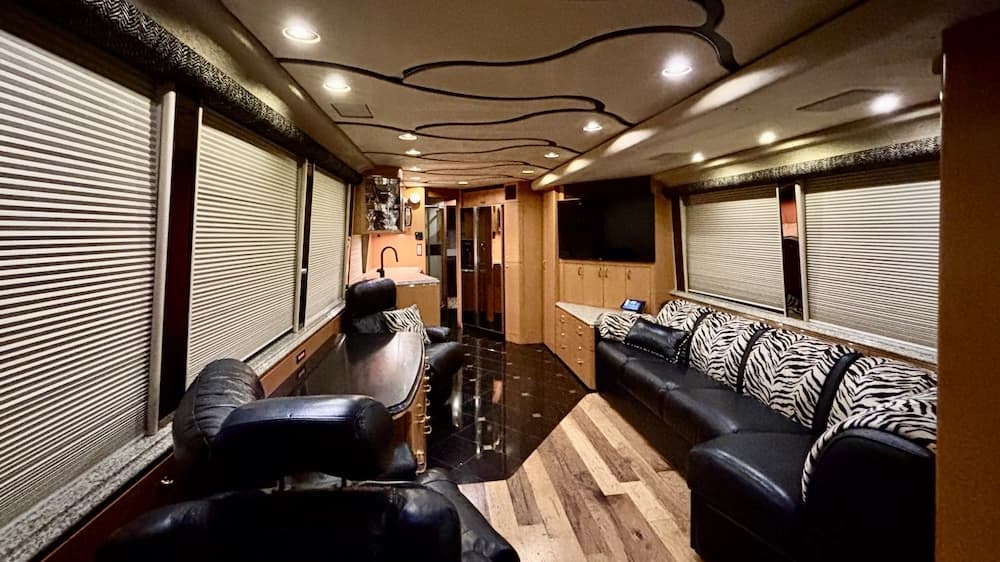 2005 Prevost Marathon XLII Motorcoach - Image 2