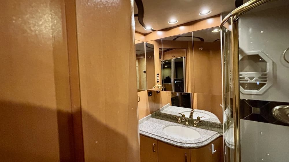 2005 Prevost Marathon XLII Motorcoach - Image 11