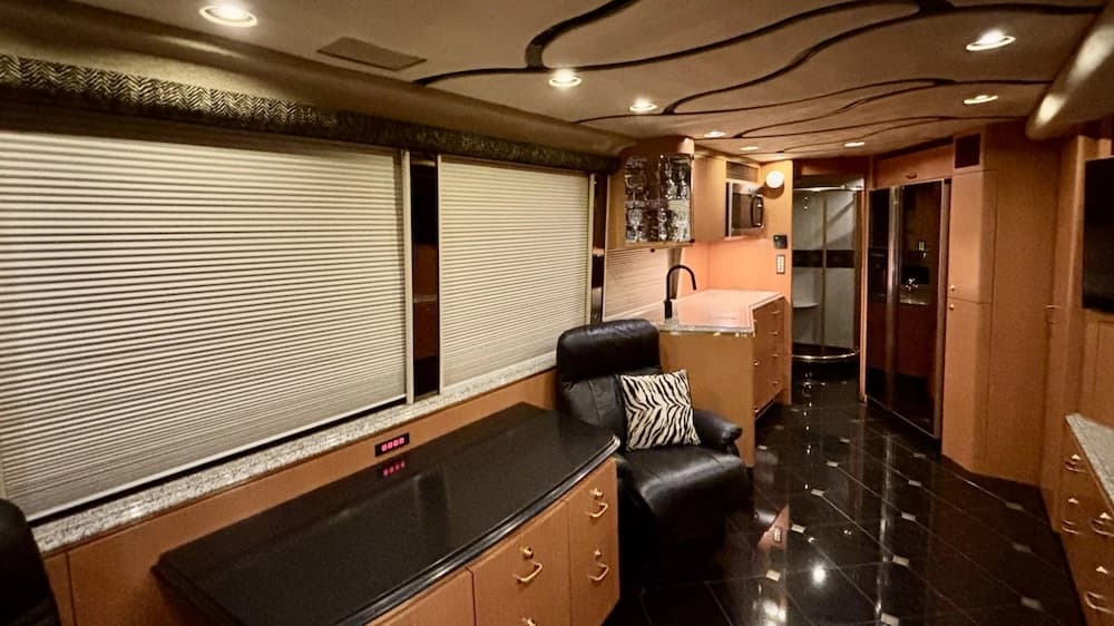 2005 Prevost Marathon XLII Motorcoach - Image 3