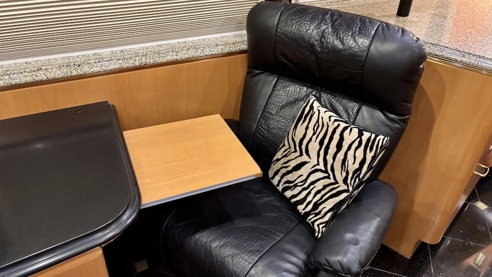 2005 Prevost Marathon XLII Motorcoach - Image 4