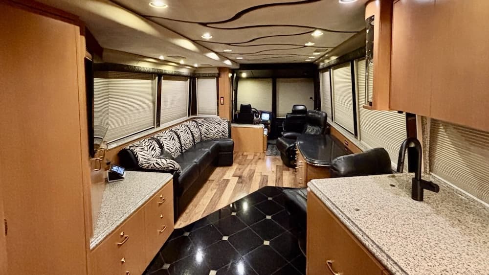 2005 Prevost Marathon XLII Motorcoach - Image 5
