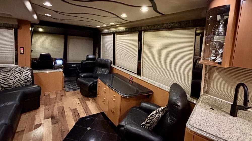 2005 Prevost Marathon XLII Motorcoach - Image 6