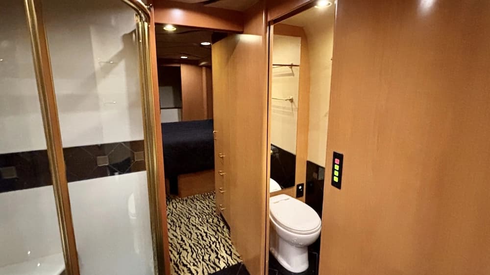 2005 Prevost Marathon XLII Motorcoach - Image 7