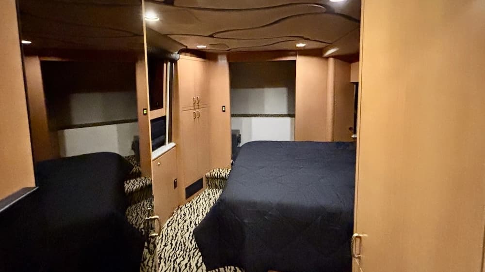 2005 Prevost Marathon XLII Motorcoach - Image 8