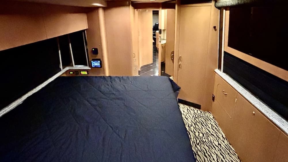 2005 Prevost Marathon XLII Motorcoach - Image 9