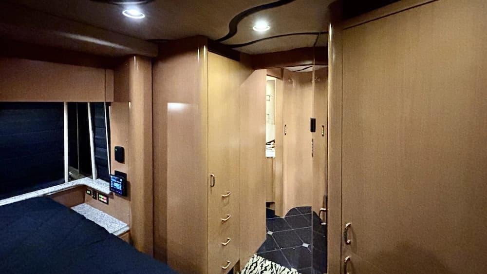 2005 Prevost Marathon XLII Motorcoach - Image 10