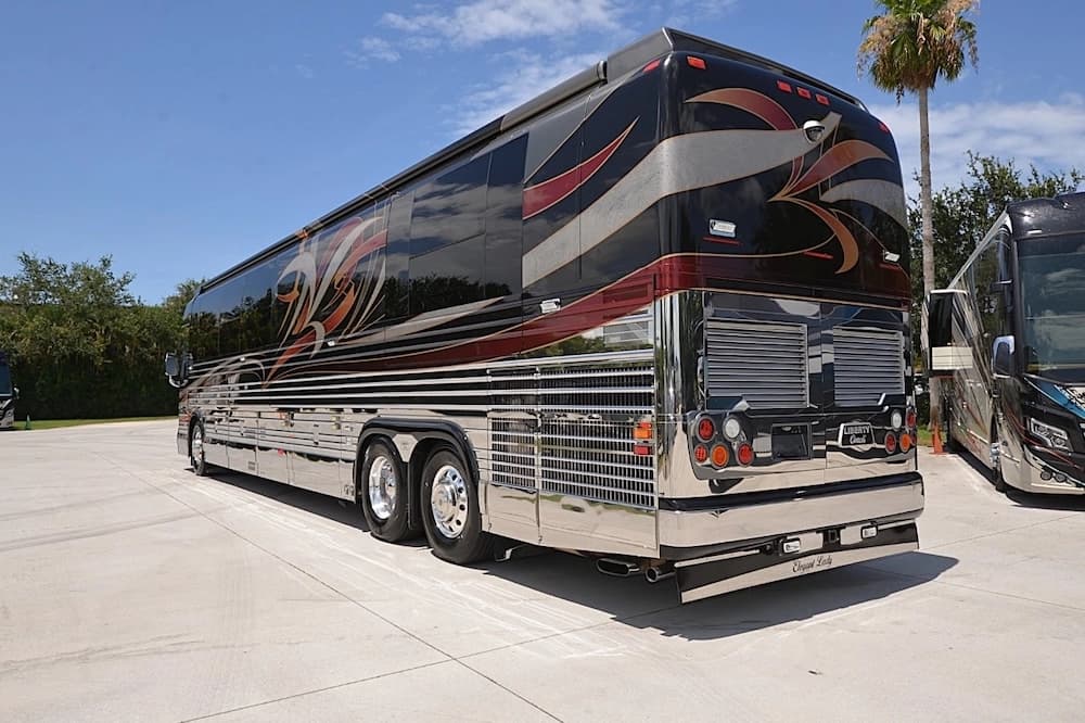 2006 Prevost Liberty Elegant Lady XLII Motorcoach - Image 13